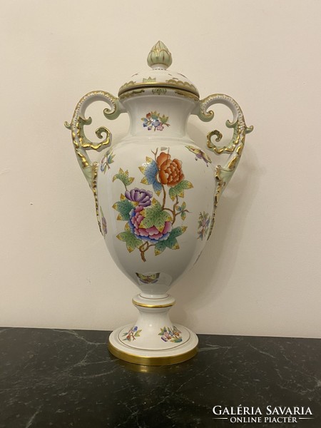 Urn vase from Herend with Victorian pattern