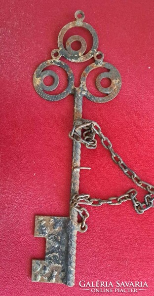 Key-shaped wall hanger with 3 hooks.