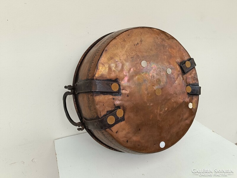 Antik kalapált különlegesen nagy méretű vörösréz edény dísz kaspó lavór kovácsoltvas pántokkal 890