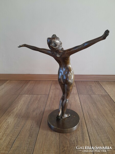 Régi bronz táncoló akt szobor
