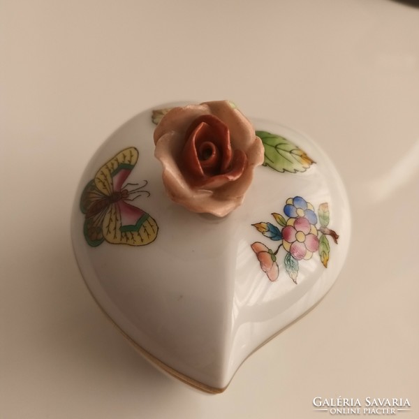 Heart-shaped bonbonnier with a rose holder with Victoria pattern from Herend