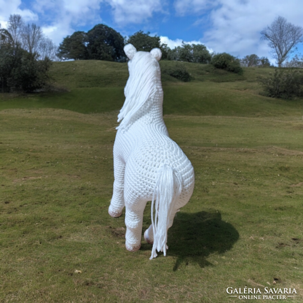 Amigurumi technikával kézzel horgolt élethű ló