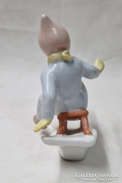 Aquincumi porcelán szánkózó fiú figura hibátlan állapotban 11 cm.