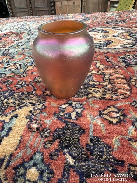 Üveg váza . Gyönyörű színekben pompázik