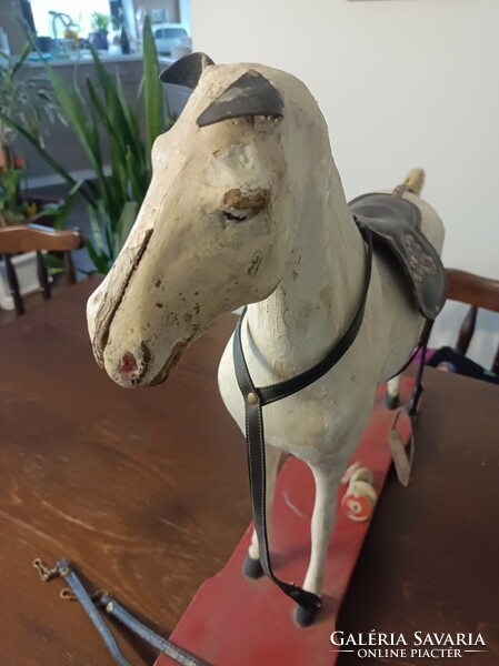 Papírmasé ló szobor