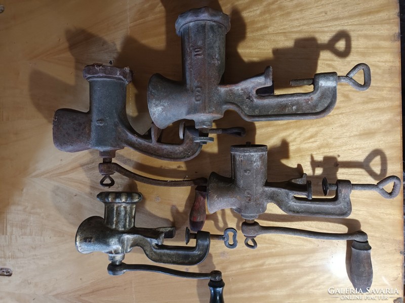 4 old massive meat grinders in one (1 10 size, 1 8 size and two 5 size)