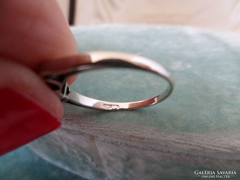 Nice little old white gold ring with brill and diamonds