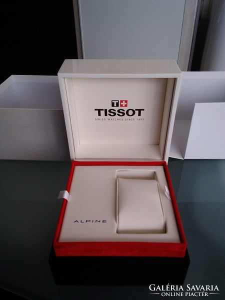 The Tissot watch box is covered with cardboard on the outside, and is a showy box made of plastic on the inside.