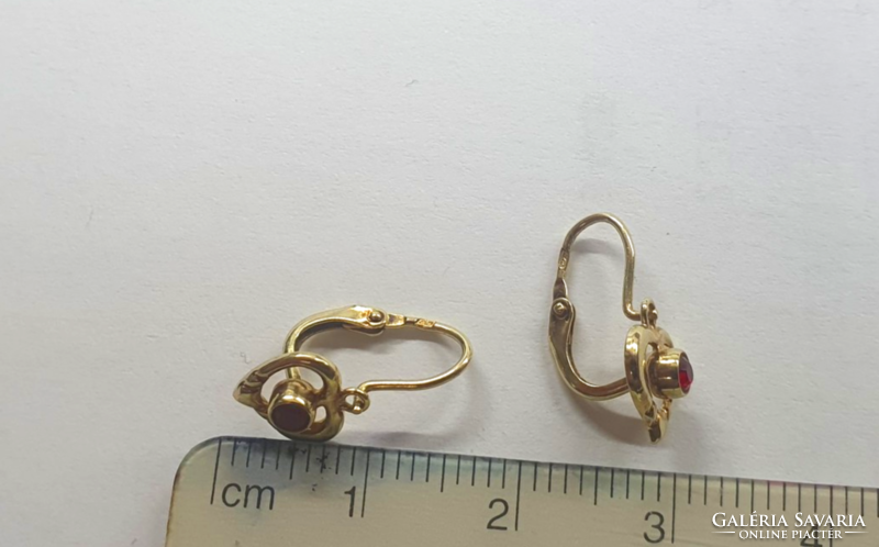 Earrings with heart-shaped stones