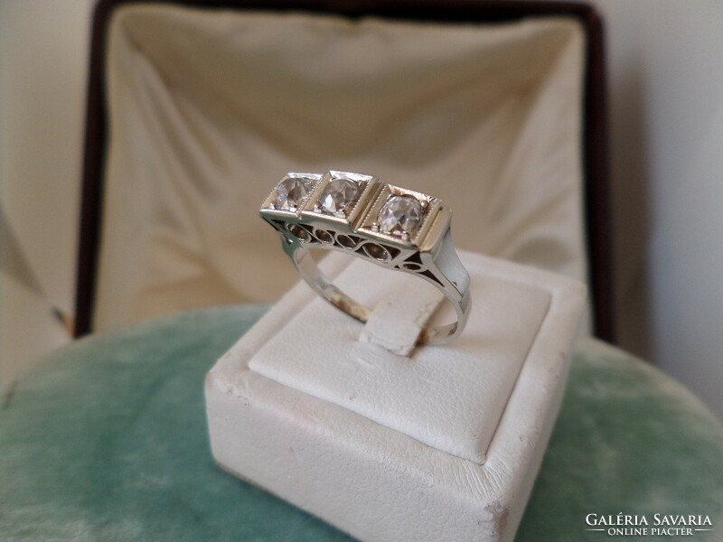 Art deco white gold ring with glasses