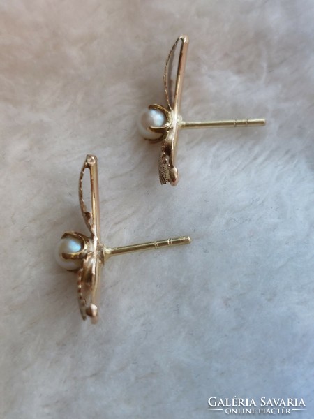 Gold earrings with cultured pearls