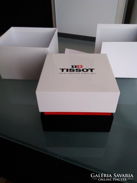 The Tissot watch box is covered with cardboard on the outside, and is a showy box made of plastic on the inside.