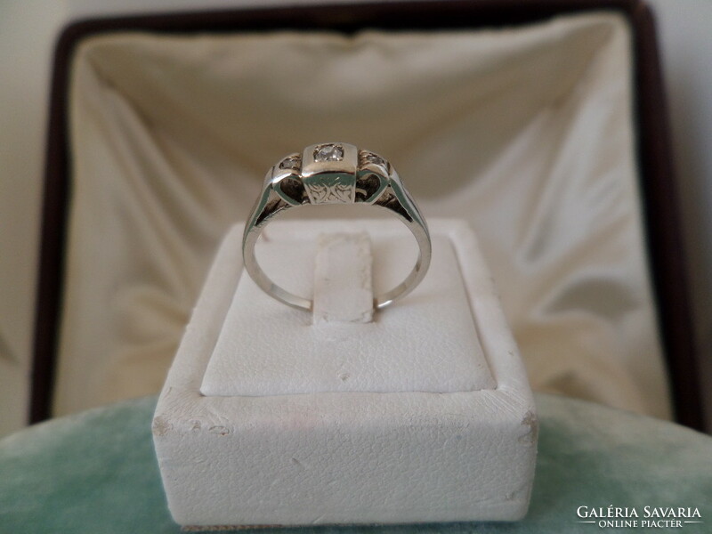 Nice little old white gold ring with brill and diamonds