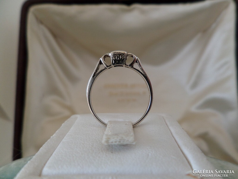 Nice little old white gold ring with brill and diamonds