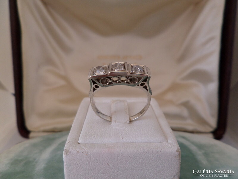 Art deco white gold ring with glasses