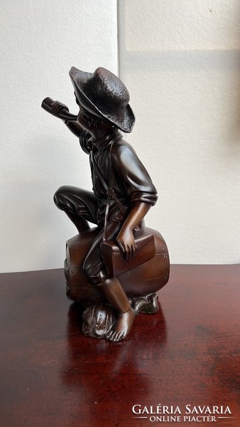 Kürtölő fiú - bronz szobor