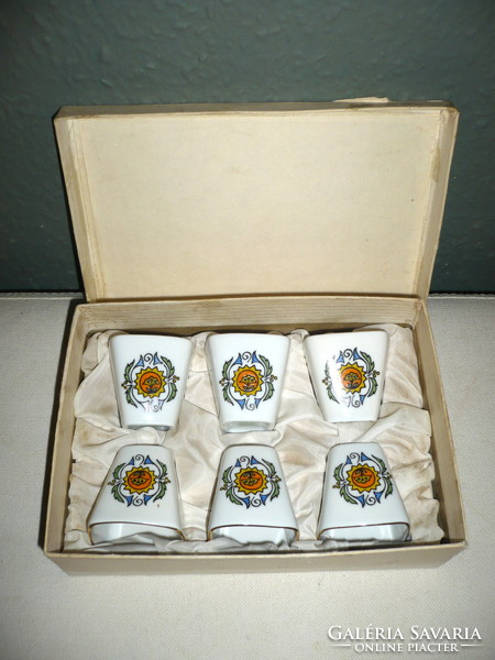 Hollóházi porcelán kupicás szett, 6 db. régi porcelán pálinkás pohár dobozában