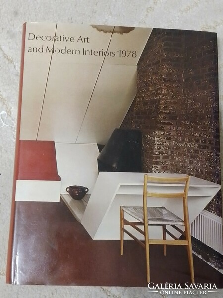 Retro, vintage lakberendezési és belsőépítészeti szakkönyv angolul. Decorative Art and Modern Int.