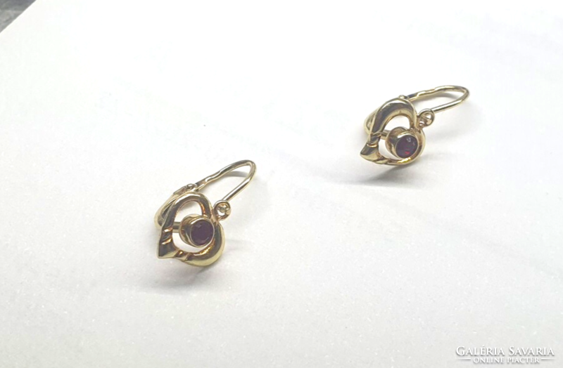 Earrings with heart-shaped stones
