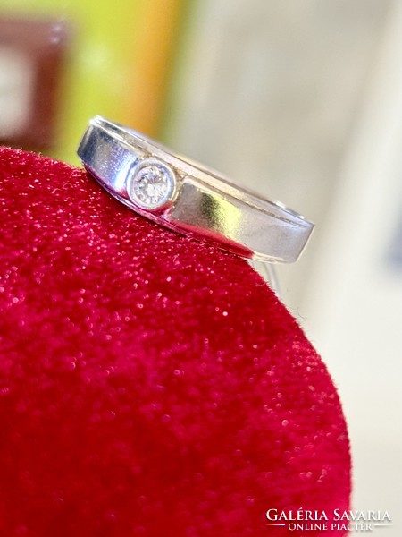 Dazzling silver ring with a clean shape