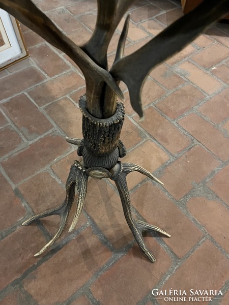 Table with deer antlers