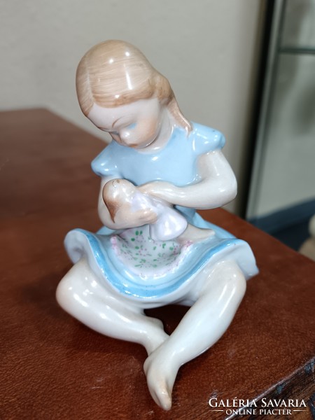 Kőbányai porcelán babázó kislány