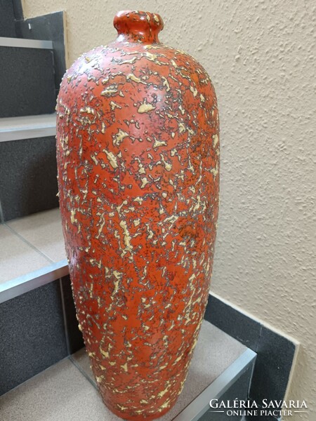 A large floor vase with a ruckus lake head