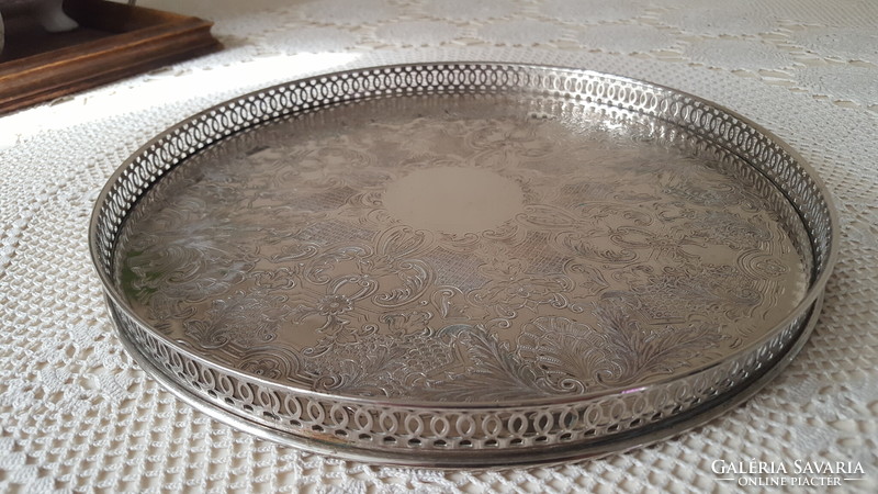 Beautiful, openwork, chiseled Arthur Price silver-plated round tray