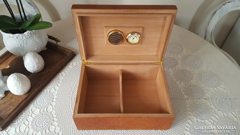 Large cedar cigar box (humidor)