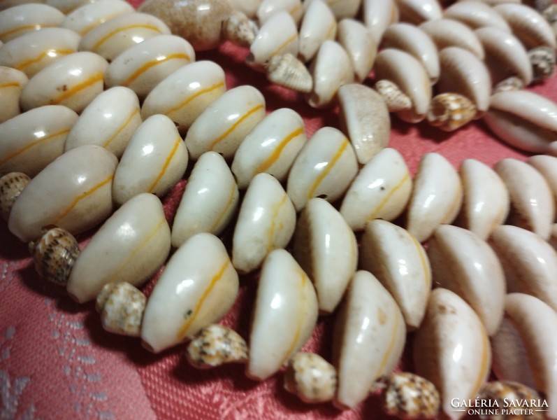 Tablecloth and placemats made of Pacific seashells