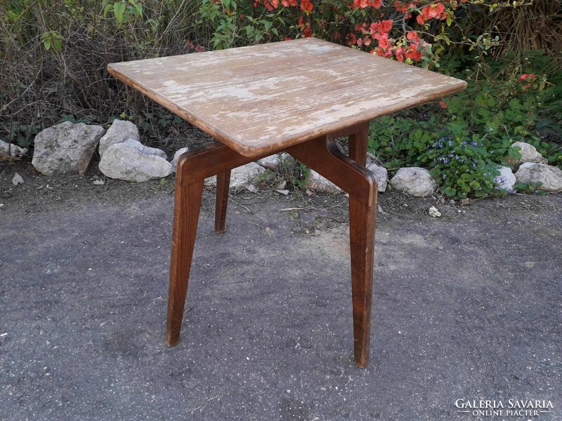 Retro design szék, asztal.