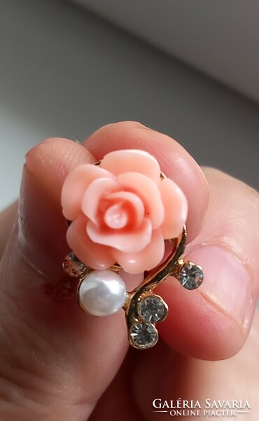 Pink rose earrings with artificial pearl design.