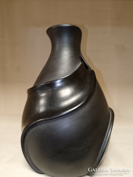 Különleges csavart formájú fekete kerámia váza