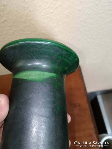 Iparművészeti zöld kerámia váza