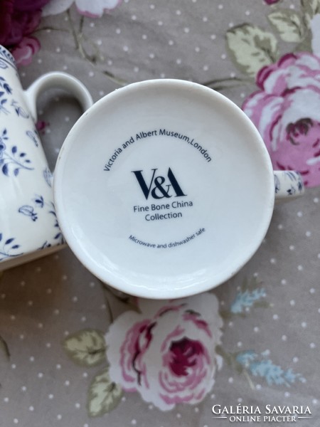 Wonderful porcelain mugs with blue flowers in a pair, exclusive for Victoria and Albert Museum, London