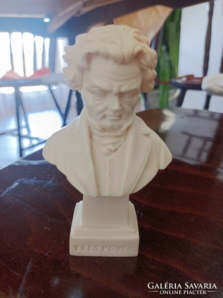 Beethoven ègetett gipsz szobor