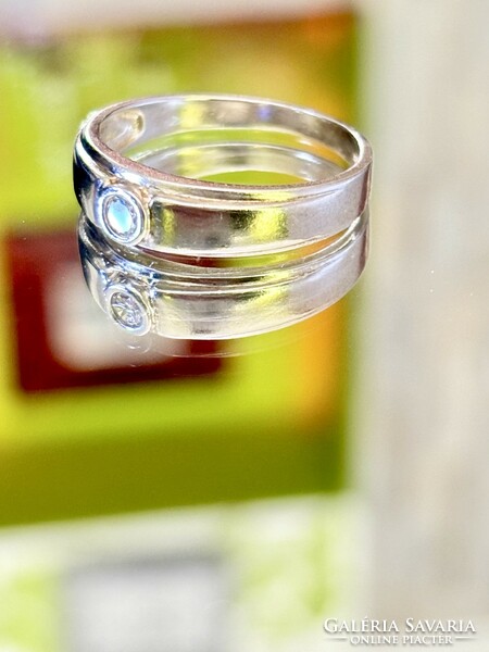 Dazzling silver ring with a clean shape