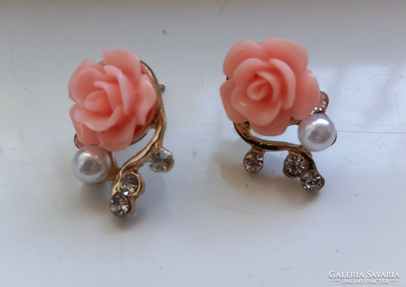 Pink rose earrings with artificial pearl design.