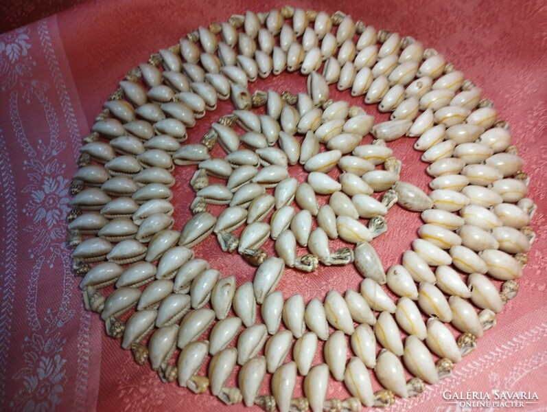 Tablecloth and placemats made of Pacific seashells