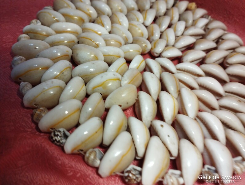 Tablecloth and placemats made of Pacific seashells