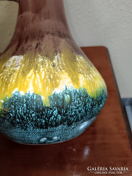 Ceramic vase with applied art color gradient