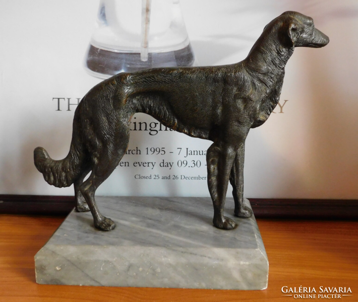 Nagy méretű, századfordulós antik bronz kutya (agár) szürke márvány talapzaton