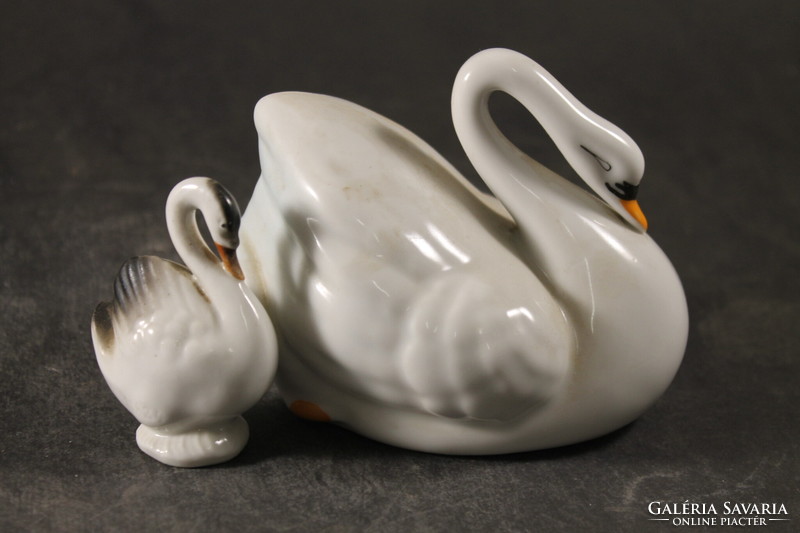 Porcelain swans 454