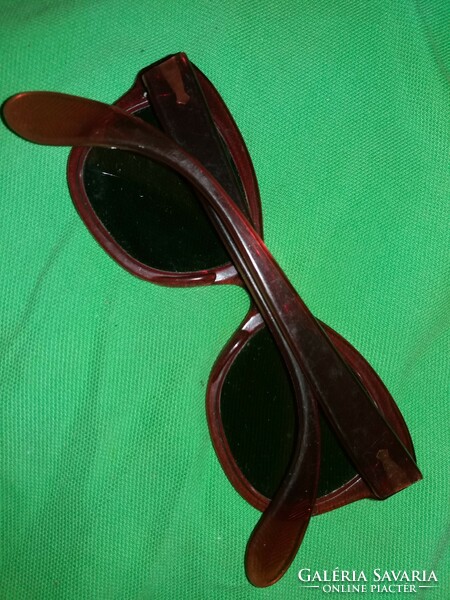 Quality retro-style unisex sunglasses as shown in the pictures