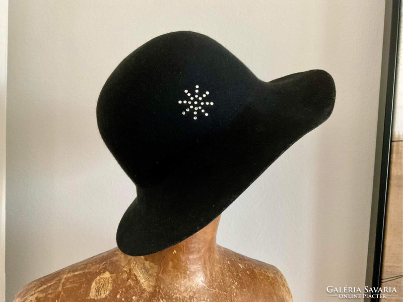 Különleges, strasszokkal díszített, fekete női kalap