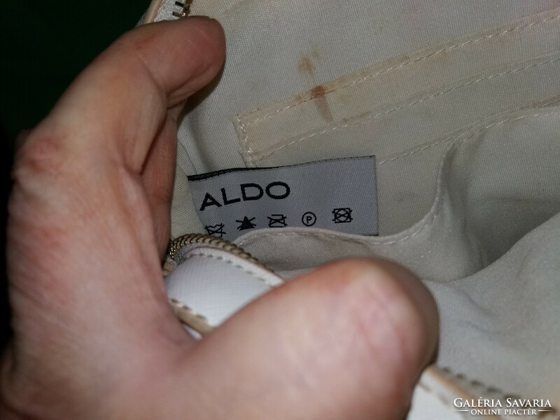 Nagyon szép ,vagány fehér minőségi ALDO kisebb válltáska női táska 19 x 13 x5 cm a képek szerint