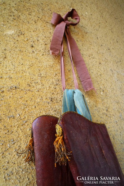 Antik gyerek bőr csizma bőr talppal fa szegekkel gyűjtői darab antik dekoráció
