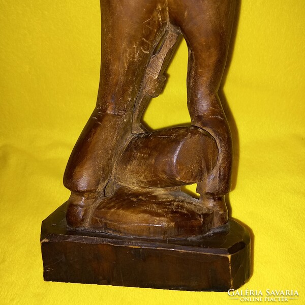 "A Favágó ".Fafaragás, fából faragott figura, szobor.
