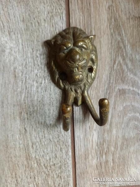 Antique copper lion hanger (8x3.3x4.1 cm)