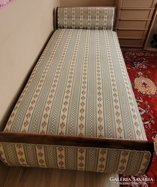 Antique swan bed